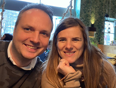 Simone und Charly die Gründer von Happy Mona! Unser Motto ist: Gut für dich, gut für die Umwelt! Und dies schaffen unsere Bio-Tampons, Bio-Slipeinlagen und Bio-Binden.