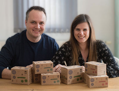 Die Gründer von Happy Mona - Simone und Charly Messner | Unsere Vision ist es nachhaltige Produkte anzubieten und somit  einen Teil für unsere Umwelt tun zu können. Wir pflanzen Bäume und investieren in das Reinigen der Meere.